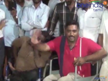 உதவித்தொகை வேண்டி.. கலெக்டர் அலுவலத்தை முற்றுகையிட்ட மாற்றுத்திறனாளிகள்- வீடியோ