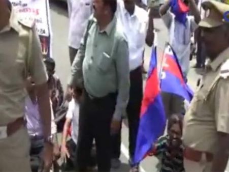திமுகவிற்கு எதிர்ப்பு.. சபாநாயகருக்கு ஆதரவாக சாலைமறியலில் ஈடுபட்ட தலித் விடுதலைக் கட்சி- வீடியோ