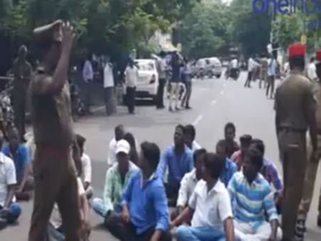 புதுவை: தண்ணீர் தொட்டியில் ஏறி தற்கொலை மிரட்டல் விடுத்த பணி நீக்க ஊழியர்கள்- வீடியோ