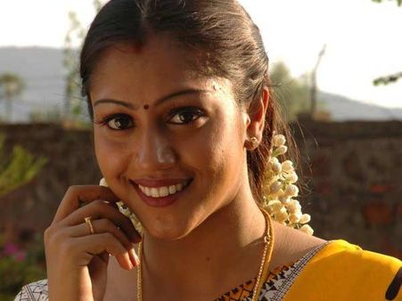 சிறையில் இருந்தபடி நடிகை ராதாவை செல்போனில் மிரட்டும் பிரபல ரவுடி... வைரலாகும் வாட்ஸ் அப் ஆடியோ