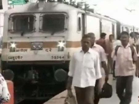 ரத்தாகும் தனி ரயில்வே பட்ஜெட்- பொதுபட்ஜெட்டுடன் இணைந்து தாக்கல் செய்வது குறித்து ஆலோசனை