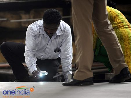 ரயில் பெட்டியில் ஓட்டை போட்டு ரூ.5.75 கோடி கொள்ளை- போலீஸ் எப்.ஐ.ஆர் பதிவு செய்து விசாரணை