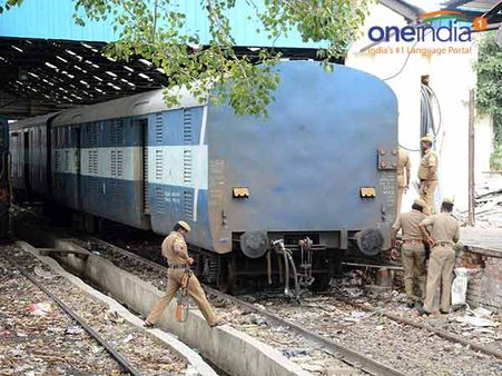 சேலம்-சென்னை ரயிலில்.. மேற்கூரையை உடைத்து ரூ.5.75 கோடி பழைய ரூபாய் நோட்டுக்கள் கொள்ளை!