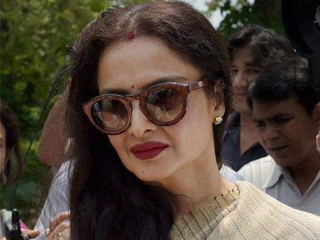 ஏம்ப்பா எங்கப்பா அந்த ரேகா.. ஒரு ஓட்டு போச்சே.. பரிதவித்த மோடி அரசு!