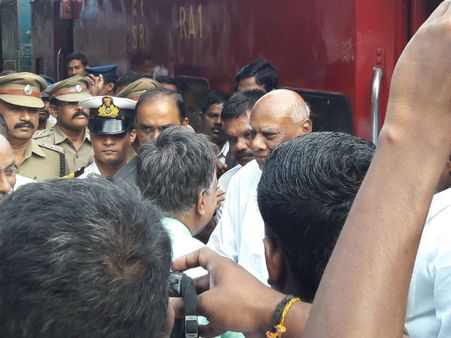 குற்றாலத்தில் ஆளுநர் ரோசய்யா... பாதுகாப்பு ஏற்பாடுகள் தீவிரம்