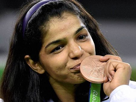 #rakshabandhan இந்தியர்களின் மனங்களை பதக்கத்தால் நிரப்பிய பாசக்கார தங்கச்சி... சாக்ஷி மாலிக்!