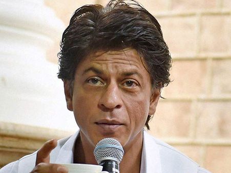 அமெரிக்க விமான நிலையத்தில் ஷாருக் மீண்டும் தடுத்து நிறுத்தம்: போக்கிமான்களை பிடித்ததாக டுவீட்