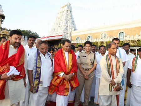 மனைவியுடன் திருப்பதி ஏழுமலையானை தரிசித்த இலங்கை அதிபர்