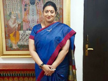 இந்த சேலையில் எப்படி இருக்கிறேன் பாருங்க.. வைரலாகும் ஸ்மிருதி இரானி போட்டோ!