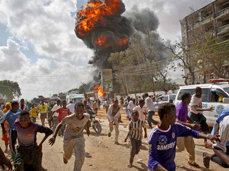 சோமாலியா பீச் ரெஸ்டாரண்டில் குண்டுவெடிப்பு - தீவிரவாதிகளுடன் துப்பாக்கி சண்டை