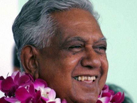 சேரன் படப் பாடல் ஒலிக்க.. சிங்கப்பூர் முன்னாள் அதிபர் எஸ்.ஆர். நாதன் உடல் தகனம்!