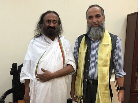 சுட்டுக் கொல்லப்பட்ட பயங்கரவாதி புர்ஹான் வானியின் தந்தையை சந்தித்த ஸ்ரீஸ்ரீ ரவிசங்கர்