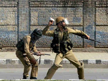 காஷ்மீர் கலவரத்தை ஒடுக்க பெல்லட் குண்டுகளுக்கு பதிலாக புது குண்டு.. இதில் என்ன விஷேசம்?