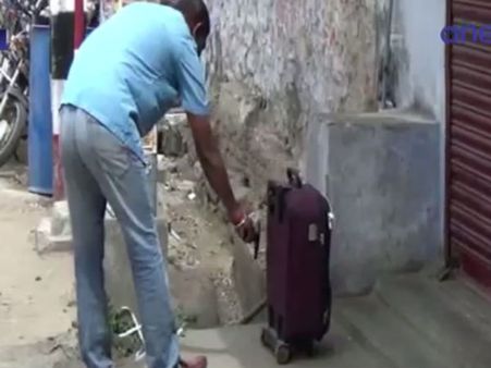 திருப்பூரில் பரபரப்பை ஏற்படுத்திய மர்மபெட்டி... திறந்து பார்த்தால் பேஸ்டும், பவுடரும், சீப்பும்