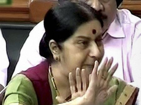 சவுதியில் வேலையிழந்து தவிக்கும் 10,000 இந்தியர்கள் இரு தினங்களில் மீட்கப்படுவார்கள் - சுஷ்மா உறுதி