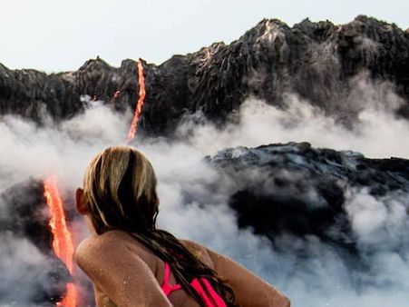 நெருப்புடா.. நெருங்குடா.. எரிமலைக் குழம்புக்குப் பக்கத்தில் நீச்சலடித்த சூப்பர் பெண்!