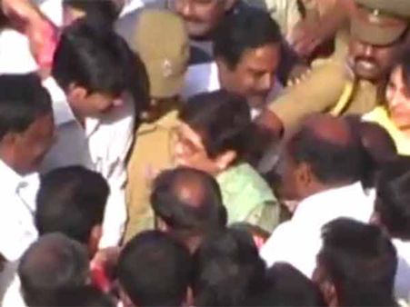 புதுவை: வடம் பிடித்து தேரோட்டத்தை தொடங்கி வைத்த கிரண்பேடி, நாராயணசாமி - வீடியோ