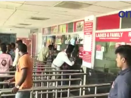 தியேட்டர்களில் ரூ. 10 டிக்கெட் தருவதில்லை... இந்திய ஜனநாயக வாலிபர் சங்கம் ஆர்ப்பாட்டம்- வீடியோ