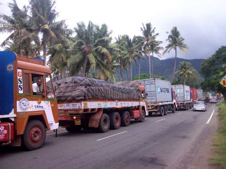 நடுவழியில் பழுதான லாரி.... தமிழக - கேரளா எல்லையில் 6 நேரம் போக்குவரத்து பதிப்பு