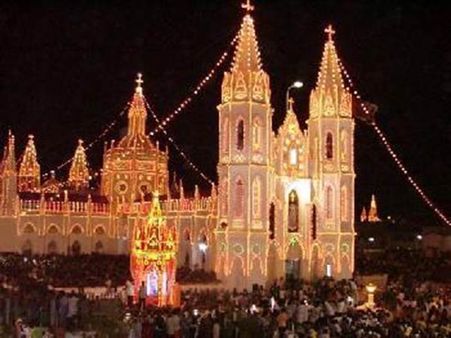 வேளாங்கண்ணி மாதா ஆலய விழா கொடியேற்றத்துடன் தொடக்கம்- குவியும் பக்தர்கள்