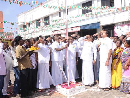 சுதந்திர தினவிழா கோலாகலம்.... அறிவாலயம், கமலாலயம் உள்ளிட்ட கட்சி அலுவலகங்களில் கொடியேற்றம்!