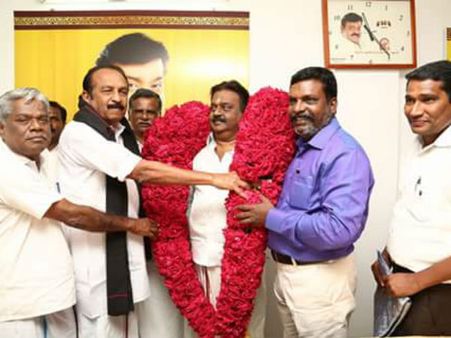 கன்னம் பிடித்து.. கட்டி அணைத்து.. கேக் ஊட்டி.. பாச மழை பொழிந்த விஜயகாந்த்!