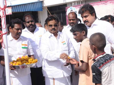 வட்டமான தட்டு... தட்டு நிறைய லட்டு... ஆனா, வாங்கத்தான் ஆளிலில்லை... அப்செட் ஆன விஜயகாந்த்!