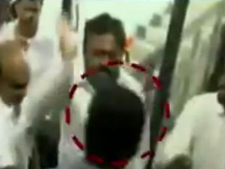 பிறந்த நாள் கொண்டாட்டத்தில் தொண்டரை திடீரென சரமாரியாகத் தாக்கிய விஜயகாந்த்- பரபரப்பு