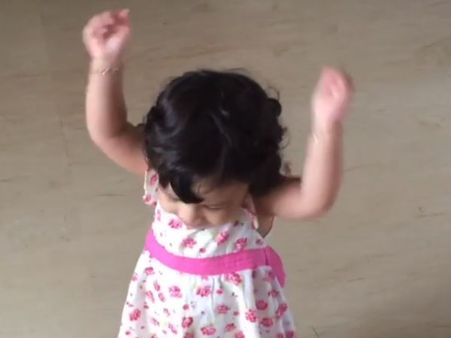 மகள் ஜிவாவை ‘லெப்ட், ரைட்’ வாங்கிய டோணி... சுதந்திர தின ஸ்பெஷலாம்!