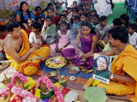 ஜெயலலிதா நலம்பெற அதிமுகவினர் அங்கப்பிரதட்சணம் : சென்னைக்கு வந்த அர்ச்சனை குங்குமம்