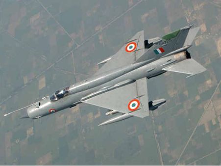 ஸ்ரீநகரில் விமானப் படைக்கு சொந்தமான மிக்21 விமானம் விபத்து- விமான சேவைகள் ரத்து