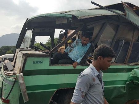 சேலம் அருகே அரசுப் பேருந்தும் மணல் லாரியும் மோதி விபத்து- 6 பேர் பலி