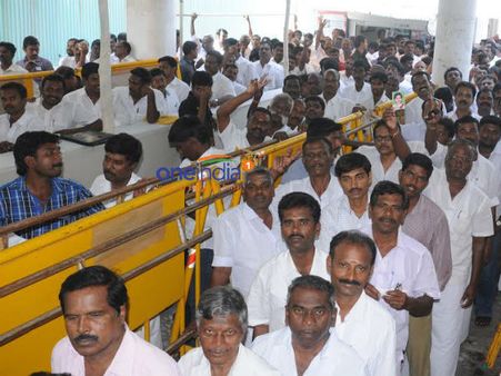 ஊரெல்லாம் பந்த்.. அதிமுக மட்டும் வேற வேலையில் ரொம்ப பிசி #TamilNaduBandh