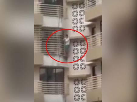 அதெப்படி ‘அம்மா’வை அடிக்கலாம்... பழிக்குப் பழி வாங்க வாளுடன் 3 மாடி ஏறிச் சென்ற கல்லூரி மாணவர் கைது!