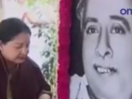 அண்ணா பிறந்தநாள்... மலர் தூவி விழா மலரை வெளியிட்ட ஜெ., - வீடியோ