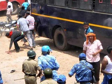 மண்டியாவில் ரயில் மறியலில் ஈடுபட்ட கன்னட அமைப்பினர் கைது