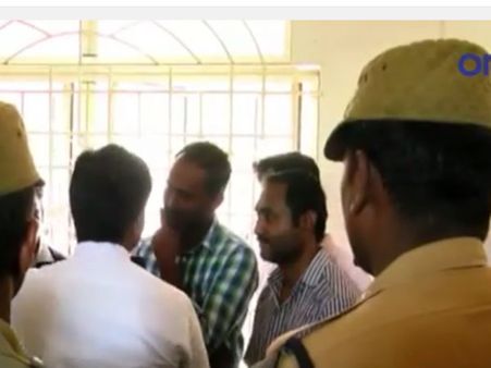 காவிரி பிரச்சினை: ஈரோட்டில் லாரிகள் தாக்கப்பட்ட விவகாரம்.. நாம் தமிழர் கட்சியினர் 8 பேர் கைது-வீடியோ
