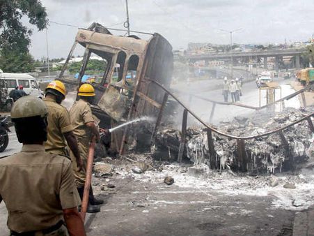 பெங்களூரு கலவரத்தைக் காட்டக் கூடாது.. டிவி சானல்களுக்கு தடை போட்ட ஹைதராபாத் போலீஸ்