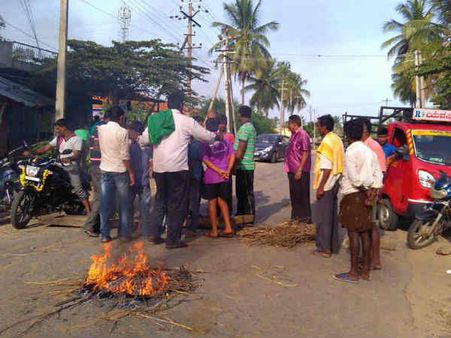 காவிரி: மாண்டியாவில் 2-வது நாளாக தொடரும் போராட்டம் - ஜெ. உருவபொம்மைகள் எரிப்பு #cauvery