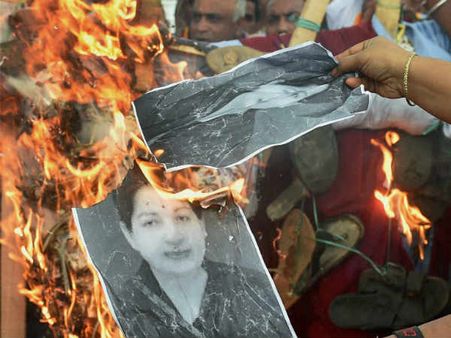 ஜெ. போஸ்டரை தீயை வைத்து எரித்த கன்னட அமைப்பினர் #cauvery #kannada