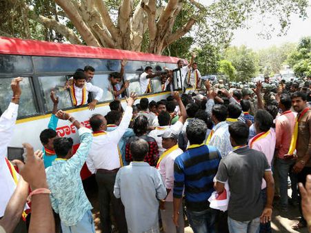 சுப்ரீம் கோர்ட் தீர்ப்புக்கு எதிராக மைசூரு, மாண்டியா, ஹூப்ளியில் போராட்டம் வெடித்தது - பதற்றம்