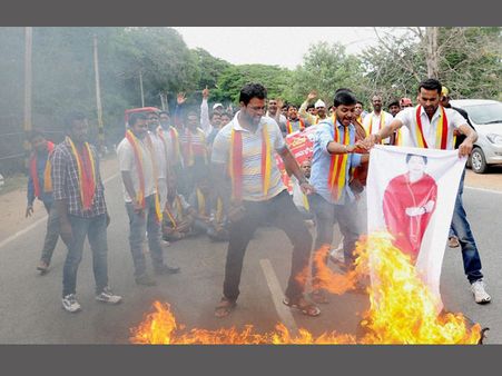 தண்ணிர் திறப்பை நிறுத்தாவிட்டால் தமிழர்களை வீடு புகுந்து தாக்குவோம்- கன்னட அமைப்பு எச்சரிக்கை