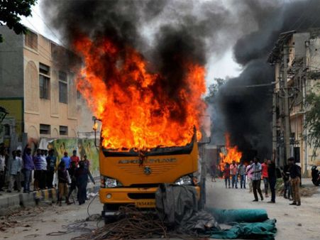 வன்முறைக்குப் பயந்து தமிழ் வெட்டியான்கள் ஓட்டம்.. பிணங்களை அடக்கம் செய்ய முடியாமல் திணறிய பெங்களூர்!