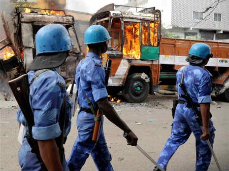 தமிழக- கர்நாடகா எல்லையில் பதற்றம்: அத்திப்பள்ளியில் துணை ராணுவம் குவிப்பு- கலெக்டர் ஆய்வு