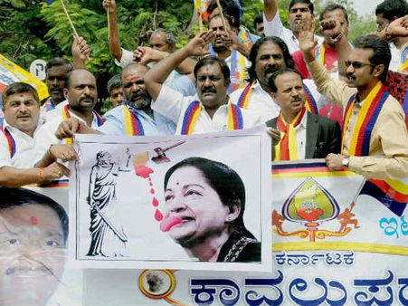 எல்லைகளில் தொடரும் போராட்டத்தால் பதற்றம்...கபினி, கேஆர்எஸ் அணை பகுதிகளில் தடை உத்தரவு #cauvery