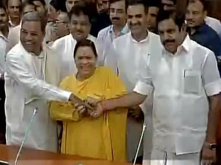 அட சும்மா வாங்கப்பா.. சித்தராமையா-எடப்பாடி பழனிச்சாமியை ஹேண்ட்ஷேக் கொடுக்க வைத்த உமா பாரதி 'டீச்சர்'