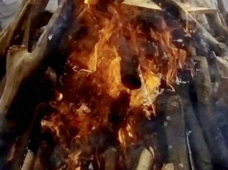 பணம் இல்லை: டயர், குப்பையை வைத்து மனைவியின் உடலை தகனம் செய்த கணவர்