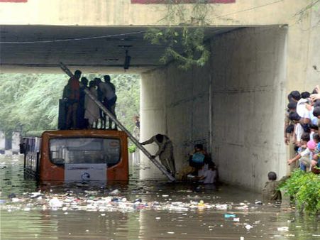 2வது நாளாக கொட்டும் கனமழை... டெல்லியில் கடும் போக்குவரத்து பாதிப்பு