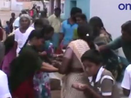 மழை சோறு... பிரசாதம் வாங்க வந்த பெண்களுக்கு செருப்படி.. ஈரோட்டில் நடந்த வினோத திருவிழா- வீடியோ