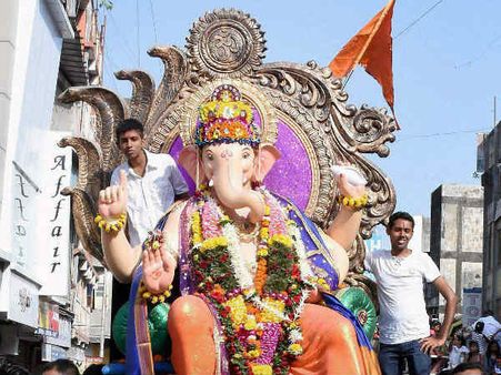 விநாயகர் கையில் இருந்த 25 கிலோ லட்டு அபேஸ்... ஆந்திராவில் மர்மநபர்கள் துணிகரம்